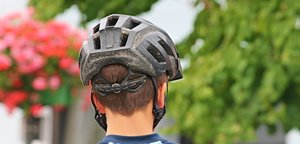 Jak vybrat helmu na kolo