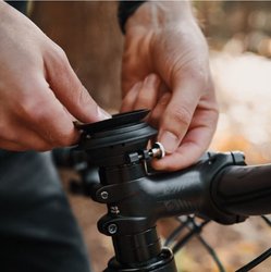 Magnetický držák FIDLOCK pro smartphone do víčka představce